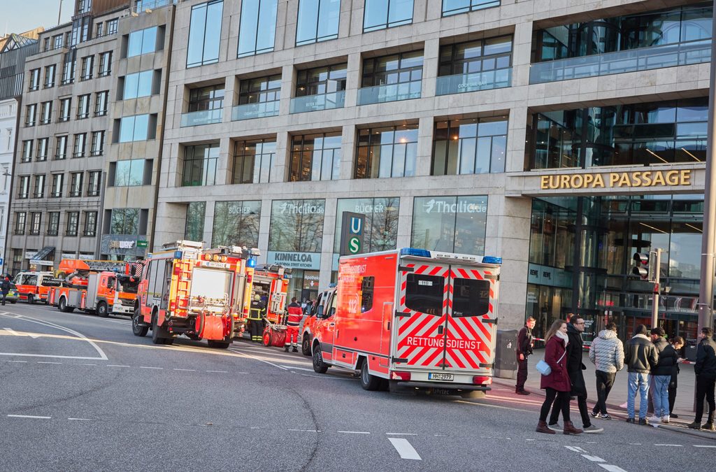 Einsatzkräfte vor der abgesperrten Europa-Passage. Das Einkaufszentrum musste aufgrund eines Feuer evakuiert werden.
