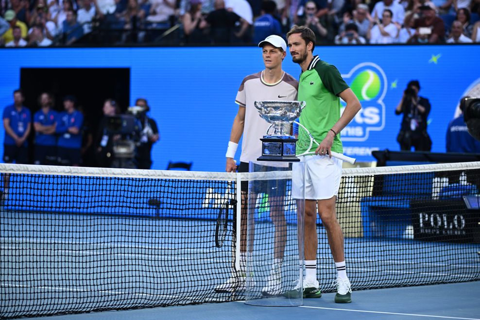 Daniil Medvedev und Jannik Sinner posieren vor dem Pokal