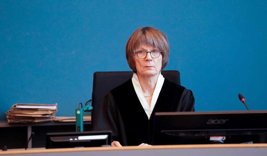 Frau in Richterrobe mit kurzen Haaren