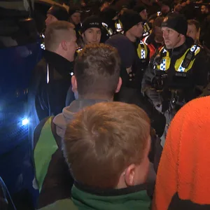 Polizisten diskutieren mit Bauern über die Auflösung einer nicht angemeldeten Blockade der Hafenzufahrt.
