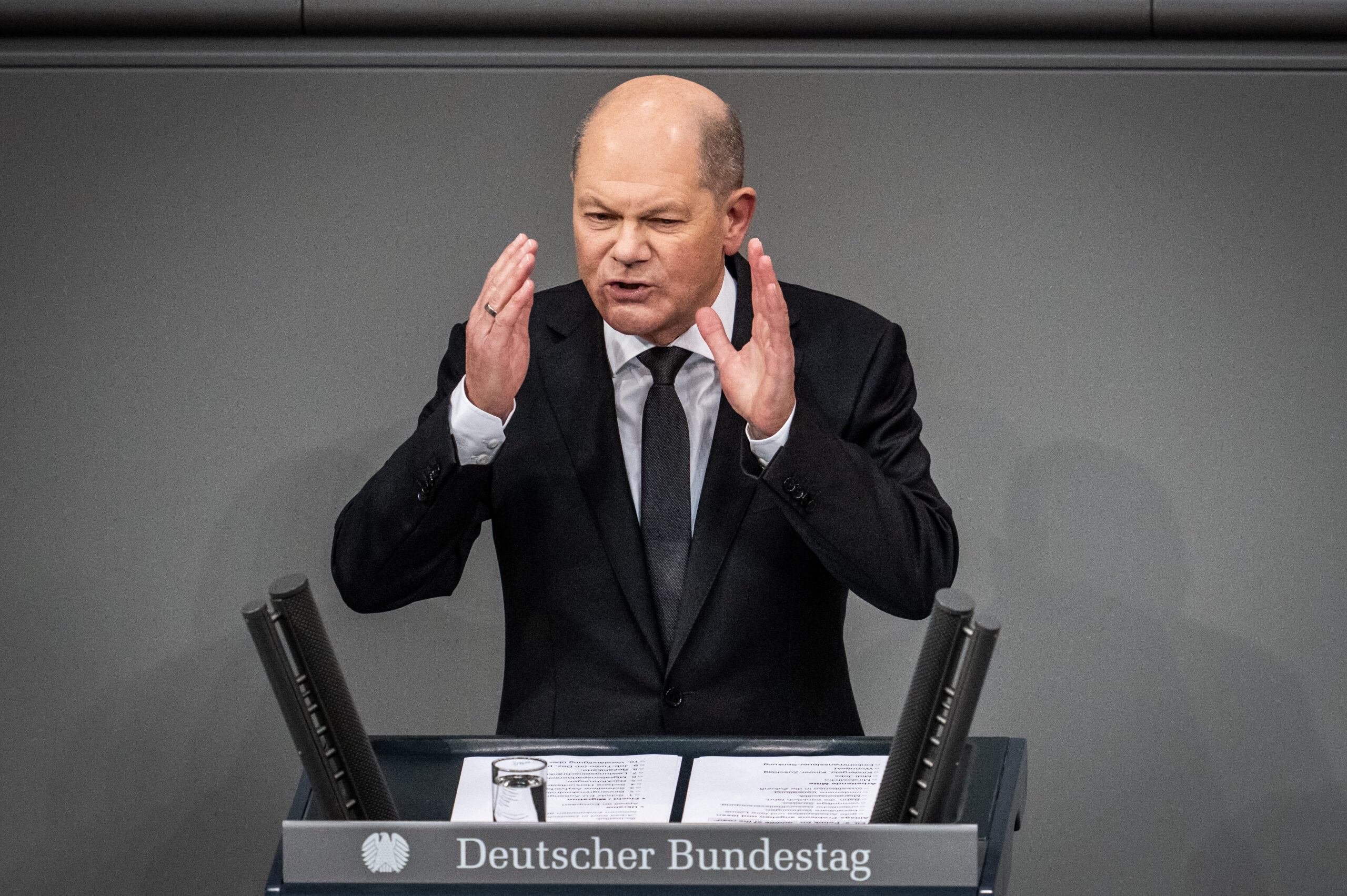 Bundeskanzler Olaf Scholz (SPD) spricht im Bundestag in der Generaldebatte zum Etat des Bundeskanzlers und des Bundeskanzleramts.
