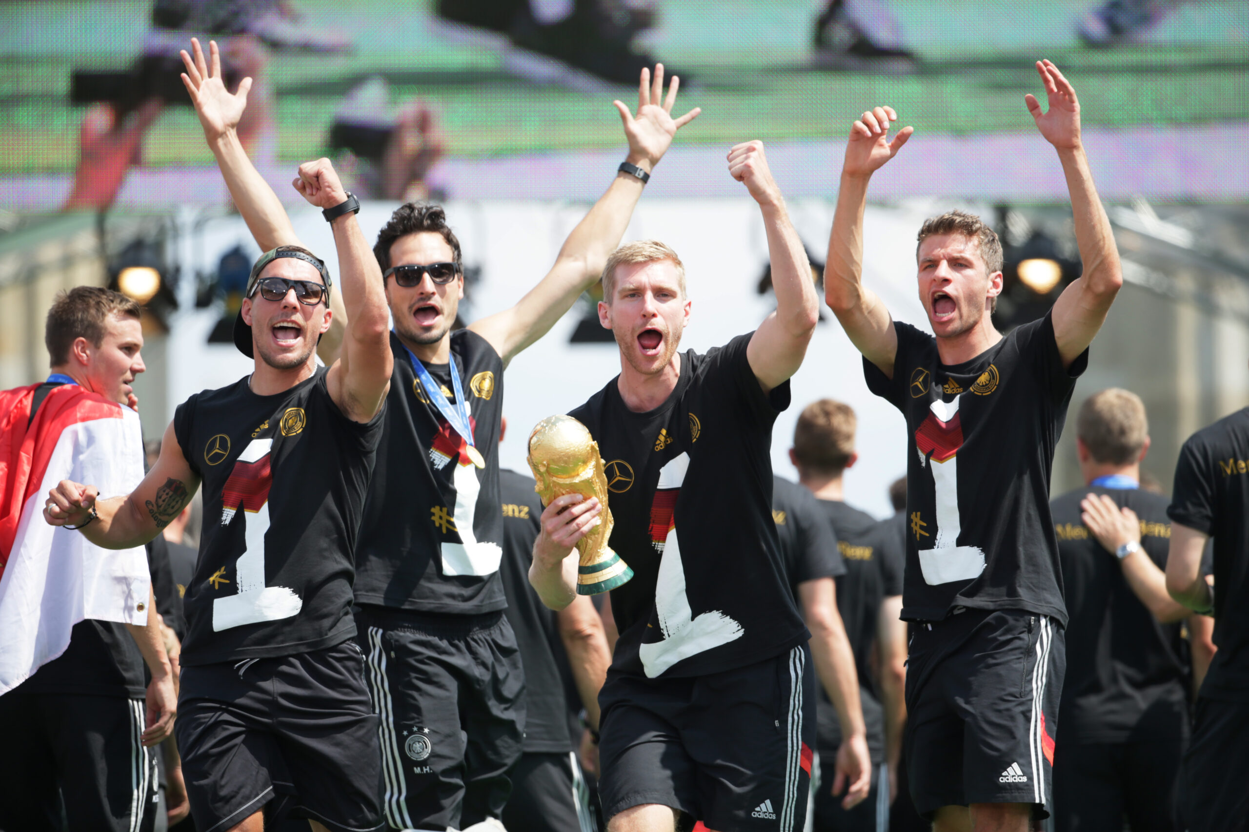 Lukas Podolski und Mats Hummels feiern bei der WM-Feier 2014