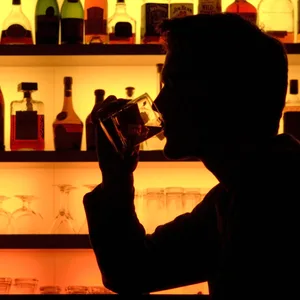 Ein Bar-Besucher sitzt in einer Szene-Bar in Frankfurt am Main