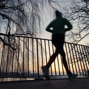 Joggerin an der Alster sexuell motiviert attackiert – Polizei suct Zeugen