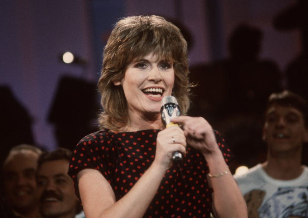 Die Schlagersängerin Mary Roos trägt am 29.3.1984 bei der deutschen Vorentscheidung für den Grand Prix d' Eurovision de la Chanson in München ihr Lied „Aufrecht Geh‘n“ vor. (Archivbild)