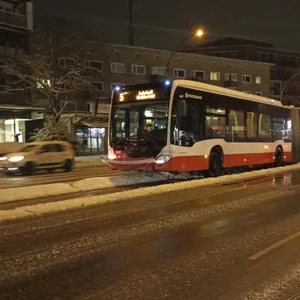 wegen Glatteis. Linienbus kam in Hoheluft von der Straße ab und krachte in die Fahrbahnbegrenzung aus Metall.