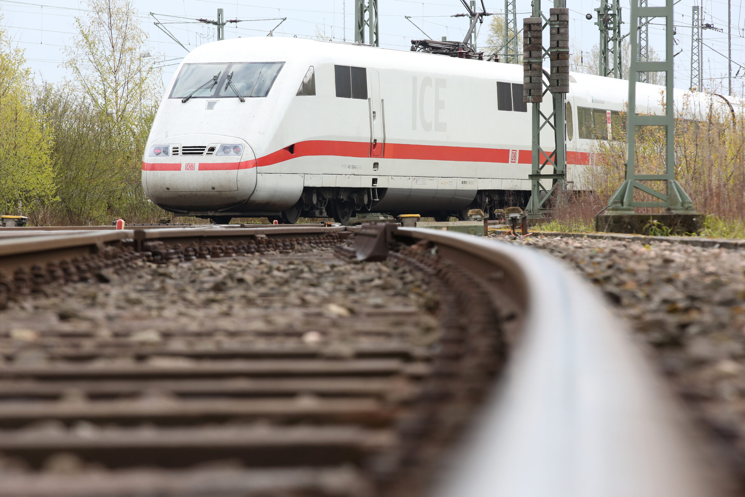 Ein ICE verlässt die Anlage in Eidelstedt, die die Bahn jetzt ausbauen will. (Archivbild)