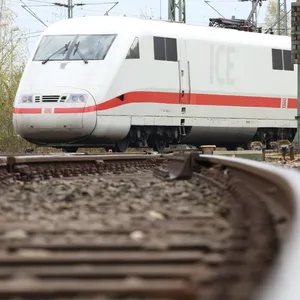 Ein ICE verlässt die Anlage in Eidelstedt, die die Bahn jetzt ausbauen will. (Archivbild)