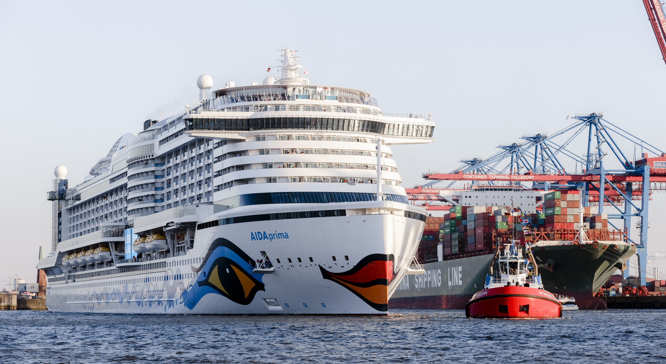 Die „Aidaprima“ beim im Hamburger Hafen