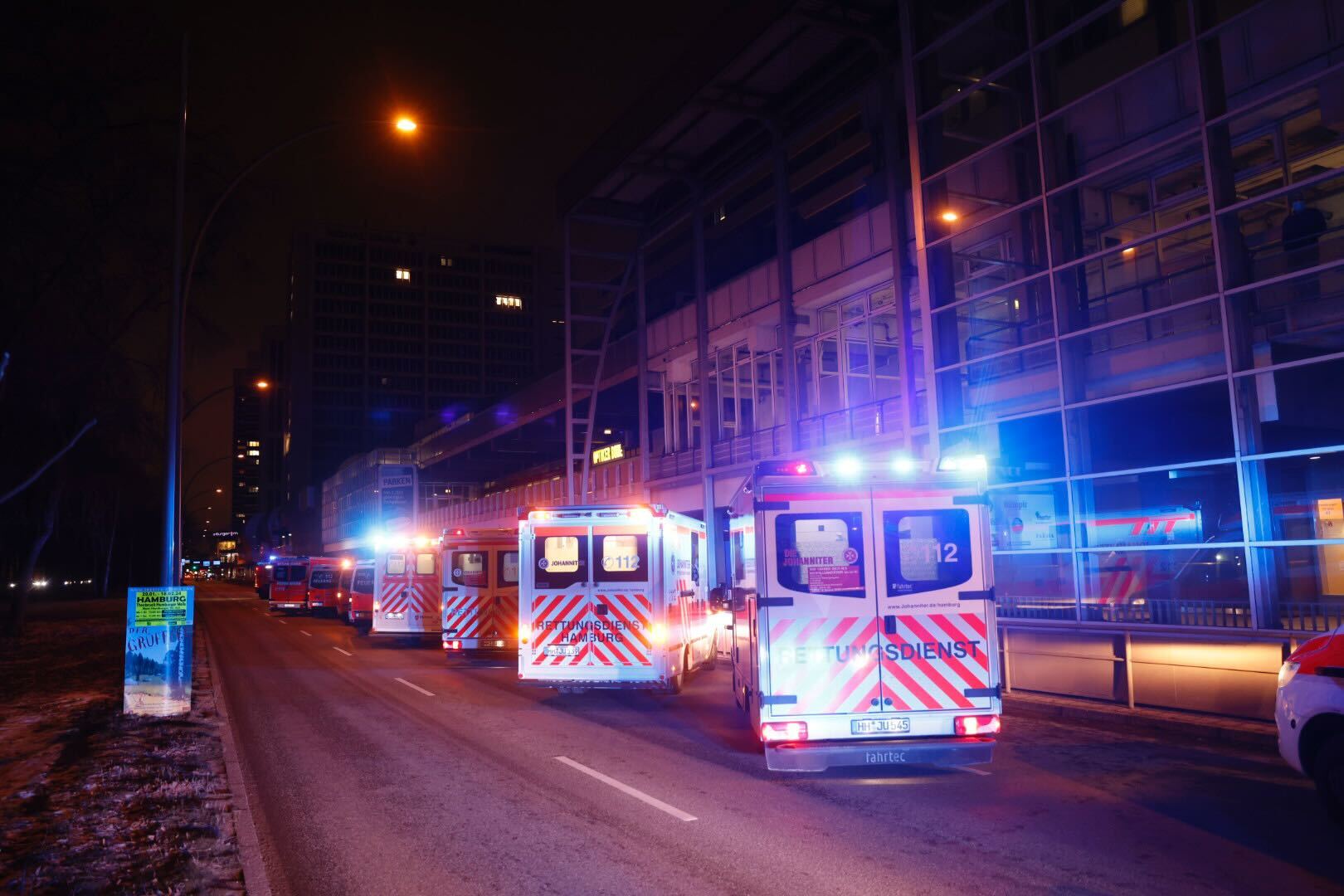 Fahrzeuge des Rettungsdienstes stehen am Abend vor dem Einkaufscenter Hamburger Meile in Barmbek-Süd.