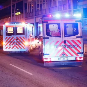 Fahrzeuge des Rettungsdienstes stehen am Abend vor dem Einkaufscenter Hamburger Meile in Barmbek-Süd.