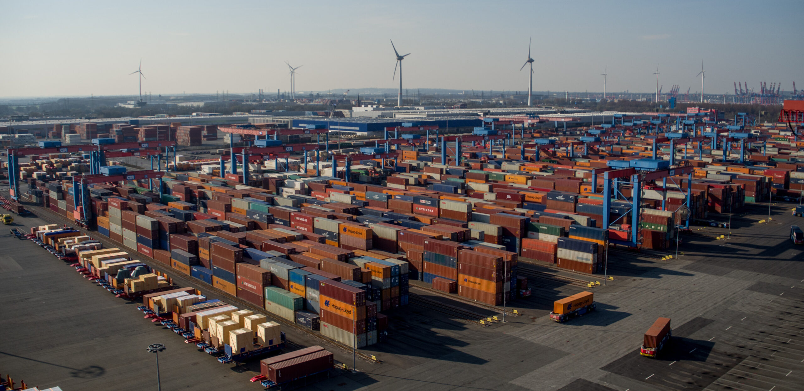 Container stehen am 28.03.2017 in Hamburg am Containerterminal Altenwerder der Hamburger Hafen und Logistik AG (HHLA) auf dem Gelände.