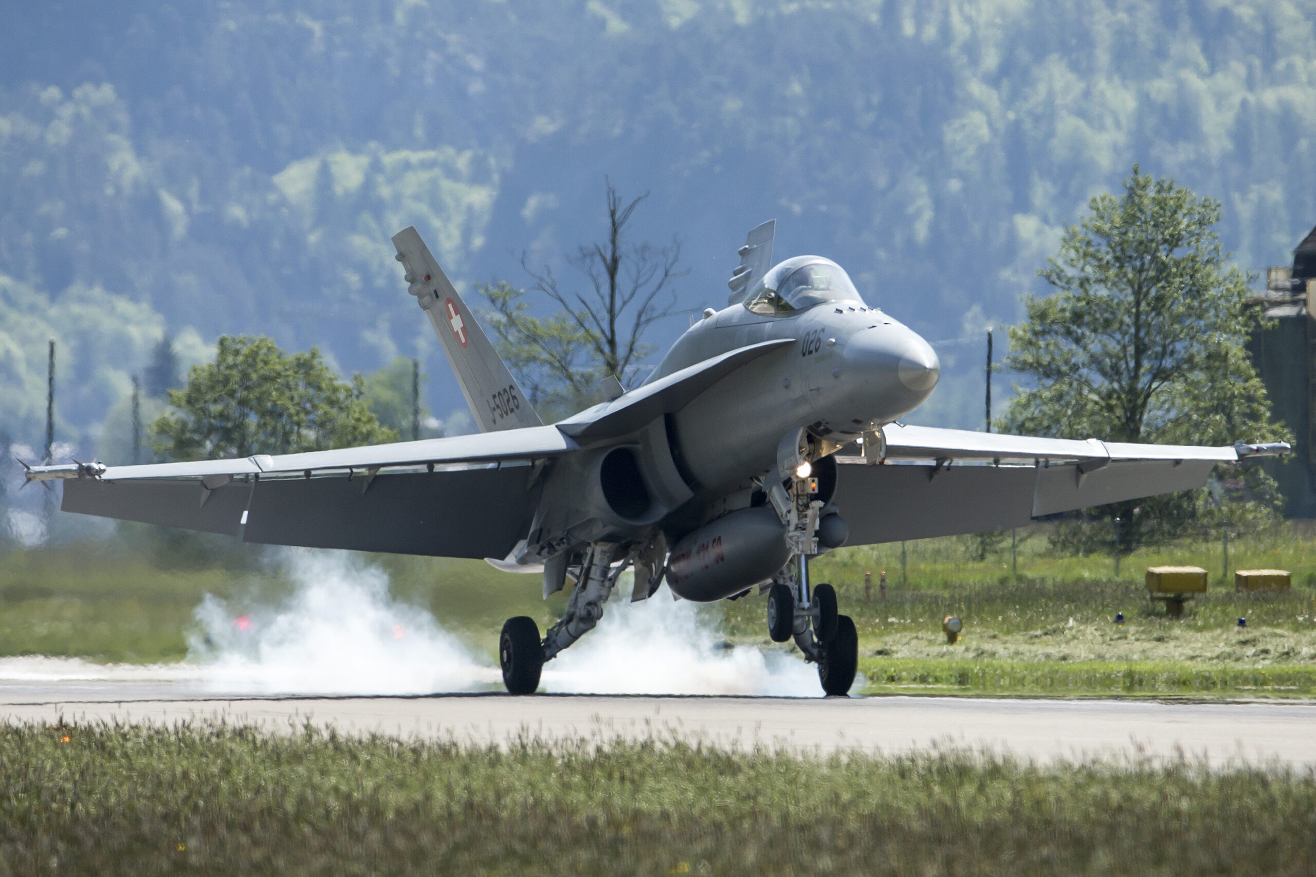 Ein Kampfflugzeug vom Typ F/A-18 Super Hornet der Schweizer Luftwaffe landet auf einem Militärflugplatz.