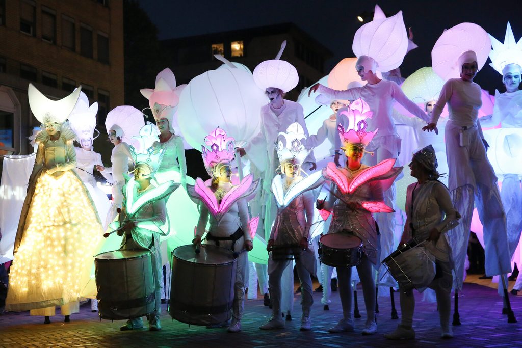 Künstler nehmen im Rahmen des STAMP-Festivals an einer Parade teil.