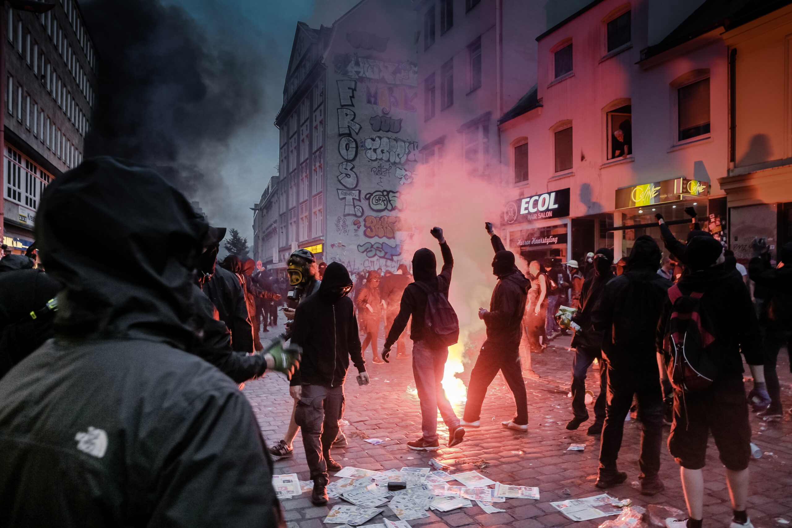 Plünderer, Randalierer und Aktivisten des Schwarzen Blocks ziehen während des G20-Gipfels 2017 in Hamburg durch das Schanzenviertel. (Symbolbild)