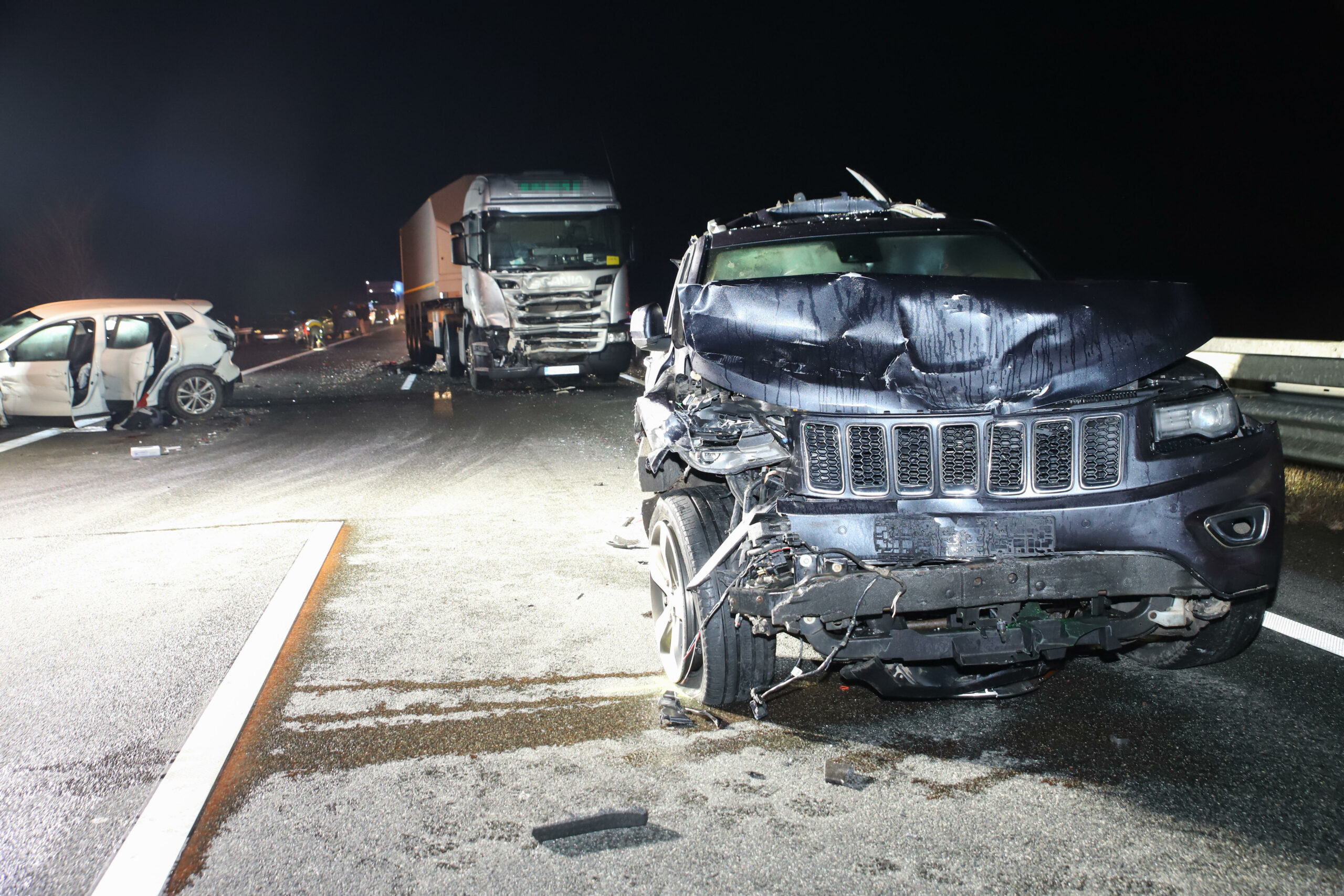 Ein Mann starb, als ein Lkw in der Nacht zum Sonntag ungebremst in eine Unfallstelle fuhr.