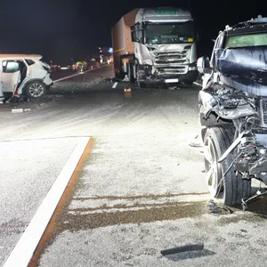 Ein Mann starb, als ein Lkw in der Nacht zum Sonntag ungebremst in eine Unfallstelle fuhr.