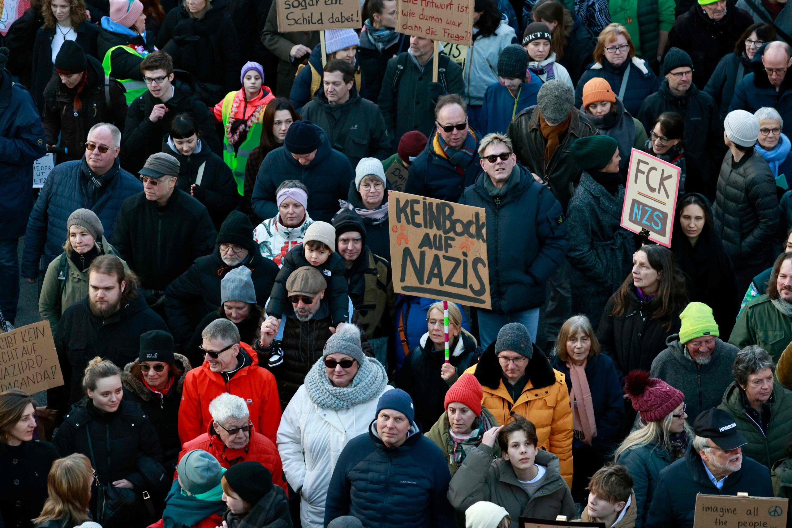 Gegen rechts: Menschen demonstrieren am Sonntag in der Hamburger Innenstadt.