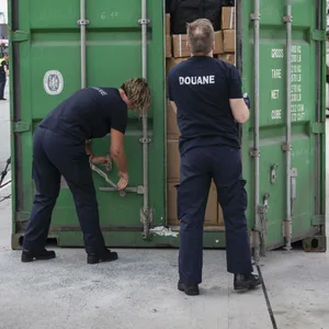 Immer wieder finden Ermittler in den Häfen von Antwerpen, Rotterdam und Hamburg große Mengen Kokain.