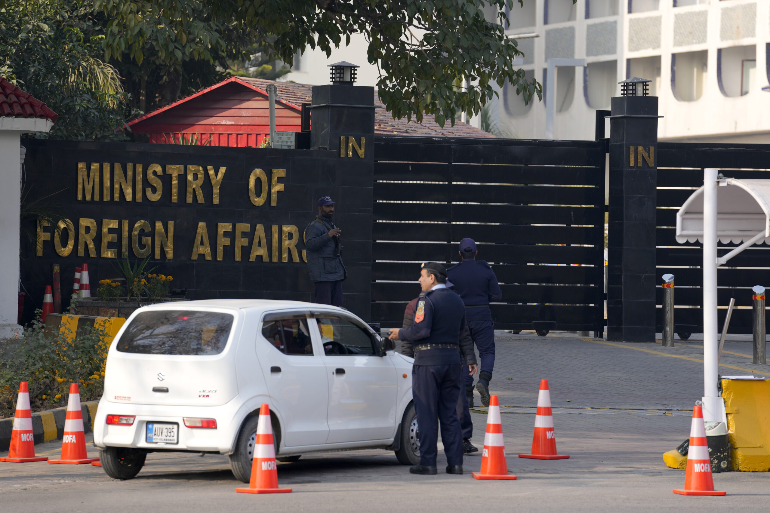 Polizeibeamte durchsuchen ein Auto am Haupteingang des pakistanischen Außenministeriums in Islamabad.