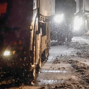 Weil Lkw auf der schneebedeckten Fahrbahn stecken geblieben sind, geht auf einigen Autobahnen wie hier der A5 in Osthessen nichts mehr.