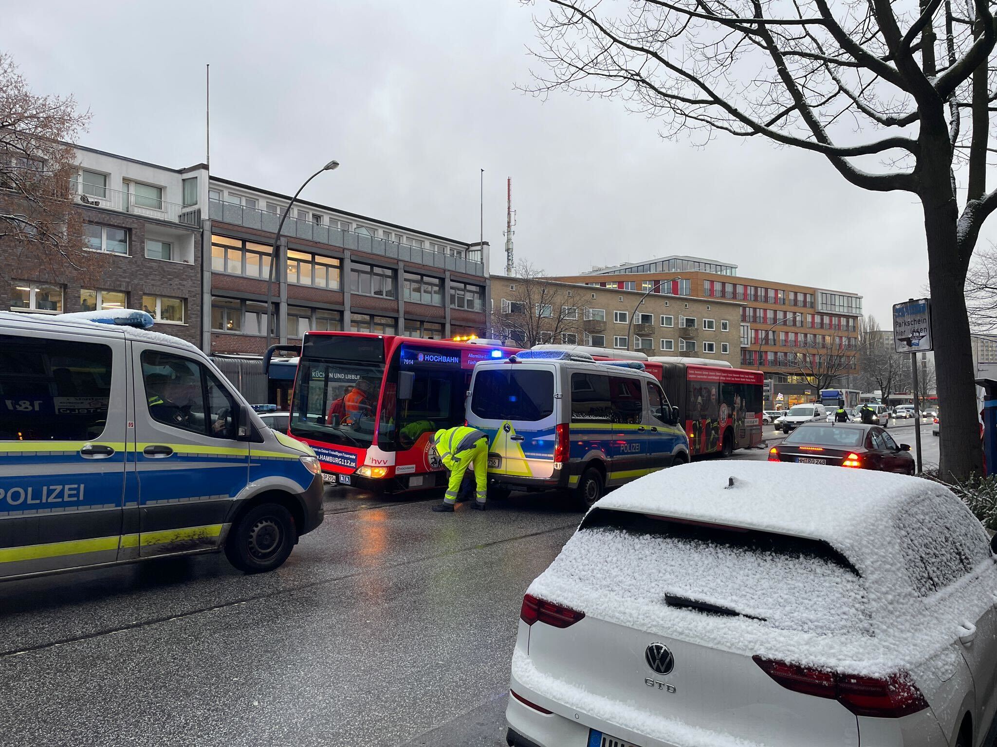 Bus auf Hoeluftchaussee abgedrängt – Fahrgast stürzt und wird verletzt