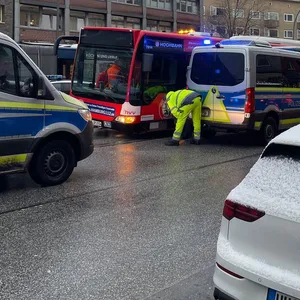 Bus auf Hoeluftchaussee abgedrängt – Fahrgast stürzt und wird verletzt