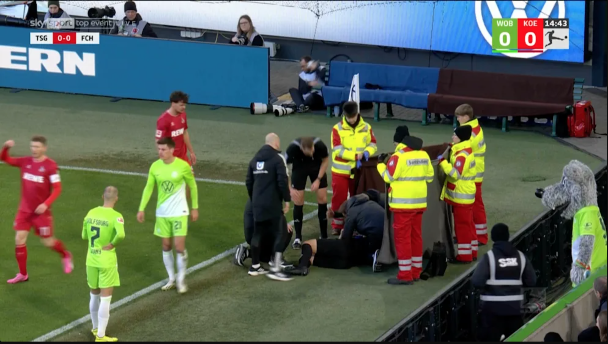 Schiedsrichter-Assistent Thorben Siewer liegt verletzt am Boden