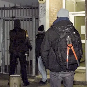 Drogenfahnder vor einem Wohnhaus in Altona-Nord.
