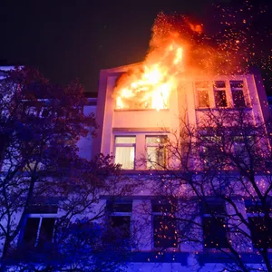 Flammen schlagen aus der Dachgeschosswohnung im Hannoveraner Stadtteil Linden.