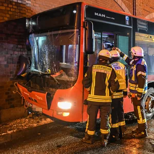 In einer Unterführung verlor der Fahrer des Busses die Kontrolle und krachte gegen eine Mauer.