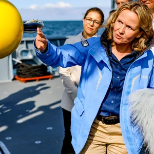 Bundesumweltministerin Steffi Lemke (Bündnis90/Die Grünen) informiert sich an Bord eines Marineschiffes vor einem "AUV" (Autonomous Underwater Vehicle, welches zur Kartierung und Suche von Munitionsresten im Wasser eingesetzt wird) über die Bergung von Munitionsaltlasten in der Ostsee.