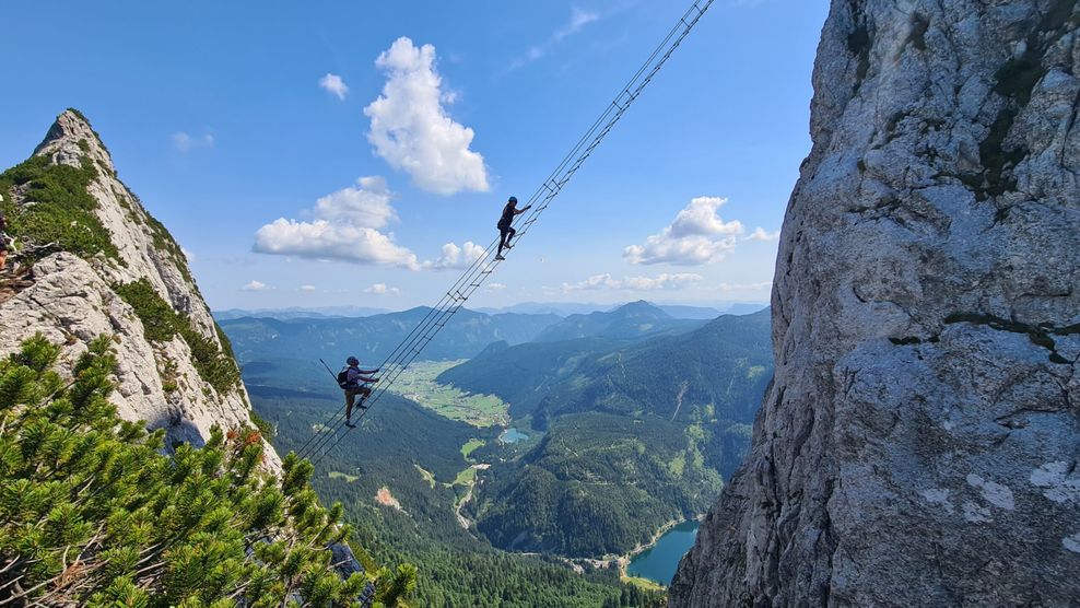 Die spektakuläre Himmelsleiter am Donnerkogel (Österreich) lockt jedes Jahr Tausende Touristen an. Auf der rund 40 Meter langen Leiter schwebt der Kletterer rund 100 Meter über einer Schlucht.