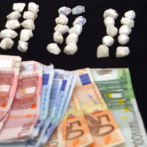 Geldscheine und portionsweise verpackte Drogen