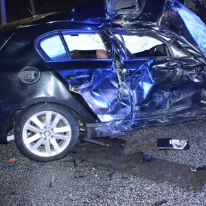 Wrack eines BMW, im Hintergrund ein Lkw