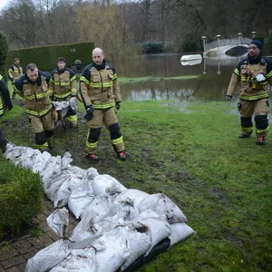 Die Bille führt so viel Wasser, dass die Feuerwehr beginnt, Häuser von Anwohnern mit Sandsäcken zu schützen.