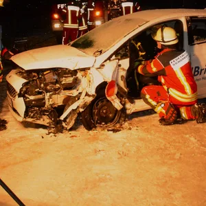 Auf glatter Straße Kontrolle über Auto verloren und gegen Baum gekracht. Feuerwehr befreit verletzte Fahrerin aus dem Wrack