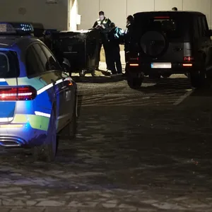 Polizisten vor dem Haus in Wandsbek.
