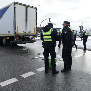 Polizisten an der Unfallstelle