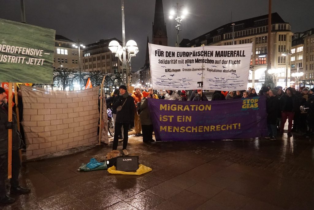 Demonstranten vor dem Hamburger Rathaus