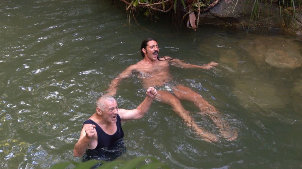 Heinz Hoenig und Fabio Knez planschen im Weiher.