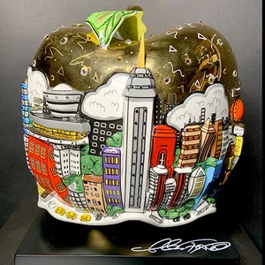 Der „Apfel“ aus Porzellan zeigt die Skyline von New York.