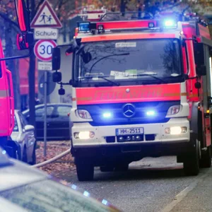Bewohner löscht brennendes Öl in Pfanne mit Wasser – ein Verletzter bei Fettexplosion