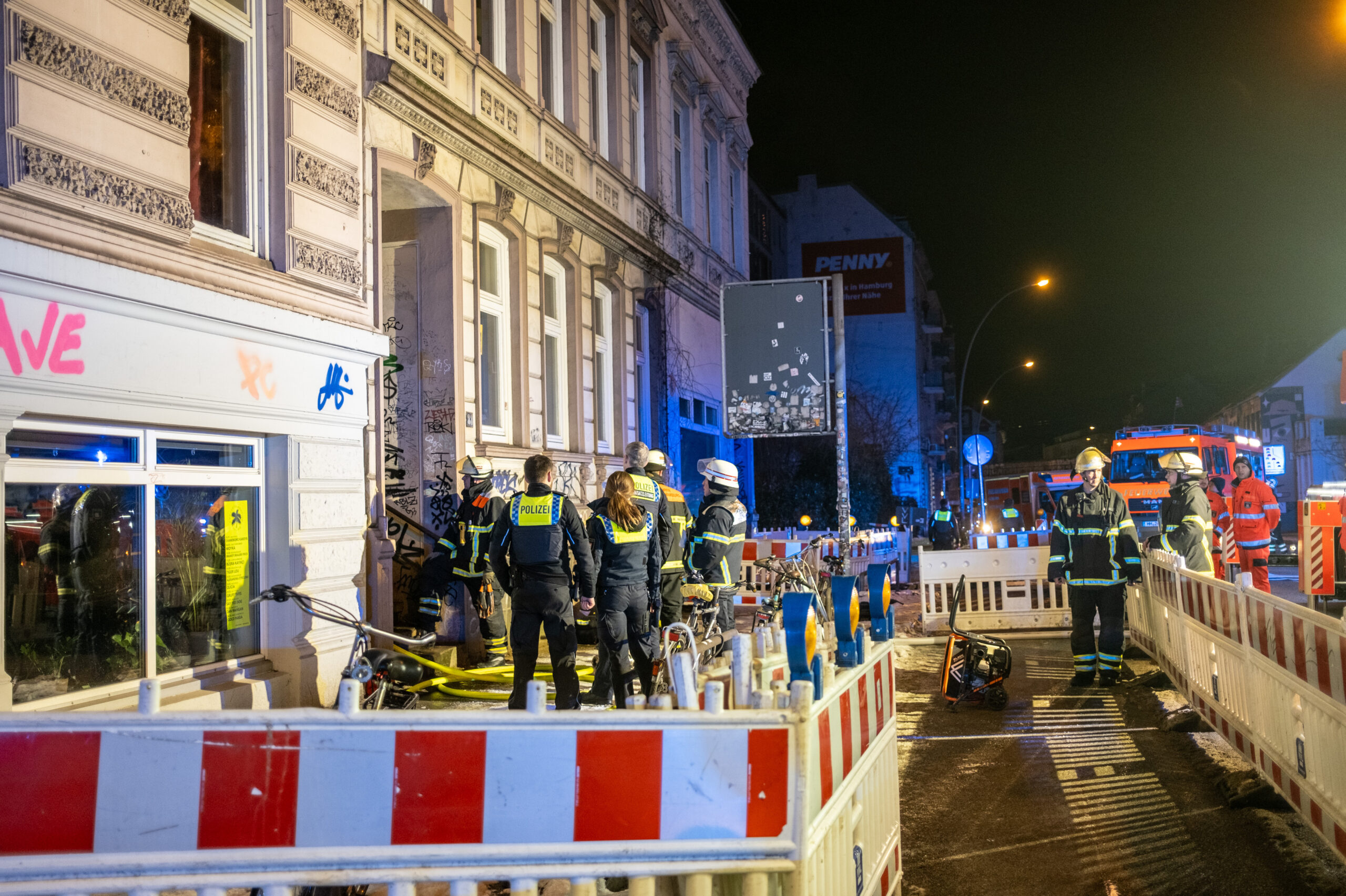 Feuer in Treppenhaus in Altona-Altstadt, Feuerwehr rettet drei Bewohner – alle in Klinik
