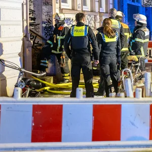 Feuer in Treppenhaus in Altona-Altstadt, Feuerwehr rettet drei Bewohner – alle in Klinik