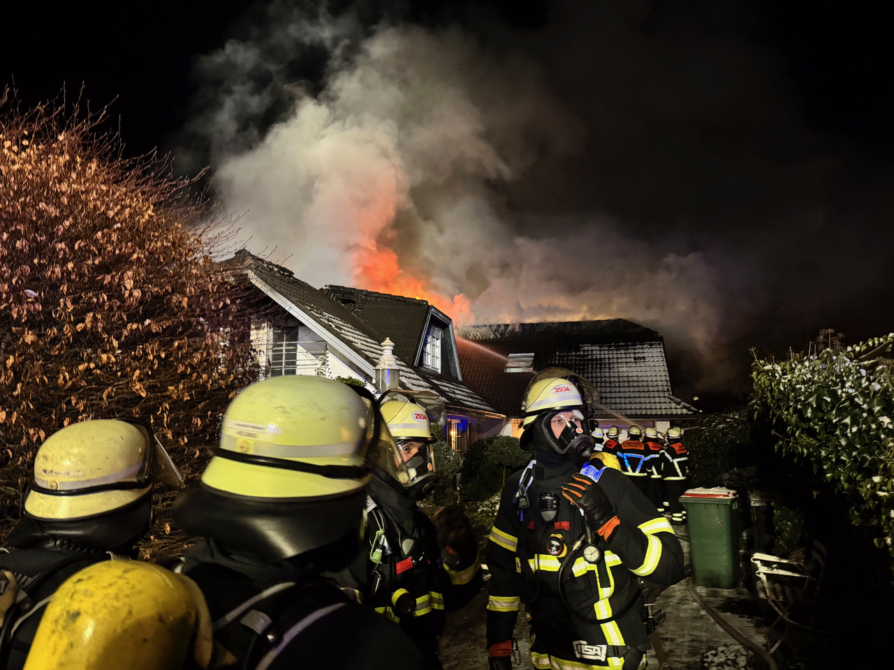 Die Villa an der Straße Krempenhege steht in Flammen, rund 80 Kräfte sind im Einsatz.