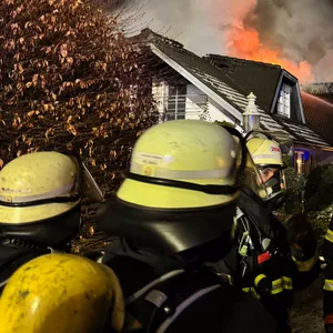 Die Villa an der Straße Krempenhege steht in Flammen, rund 80 Kräfte sind im Einsatz.