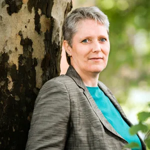 Frauke Häger lehnt an einem Baum