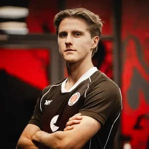 Erik Ahlstrand posiert im St. Pauli-Trikot