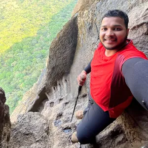 Ein beliebter – und extrem gefährlicher – Selfie-Spot ist die Treppe zum Harihar Fort in Indien. Die Stufen sind direkt in den fast 80 Grad steilen Felsen gehauen.
